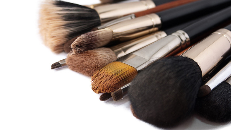 Frühjahrsputz schmutzige Make-up-Pinsel