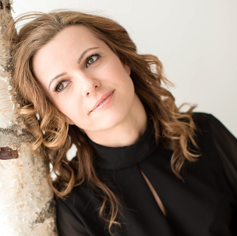 Donna con un trucco naturale professionale che valorizza i lineamenti del viso, la luminosità e la personalità.