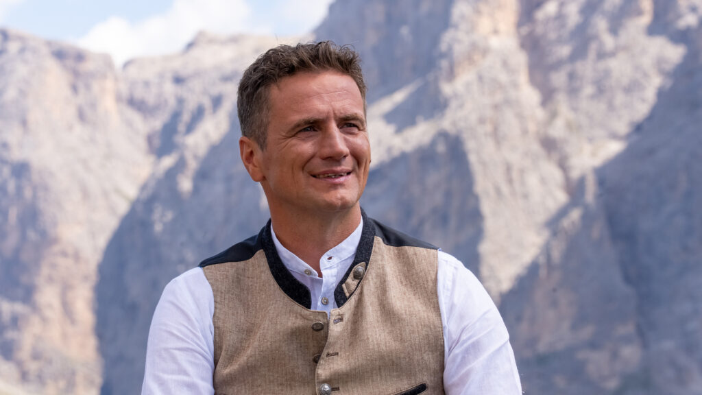 Portrait von Alexander Rier in Trachtenweste beim Shooting in der Steinernen Stadt am Sellajoch