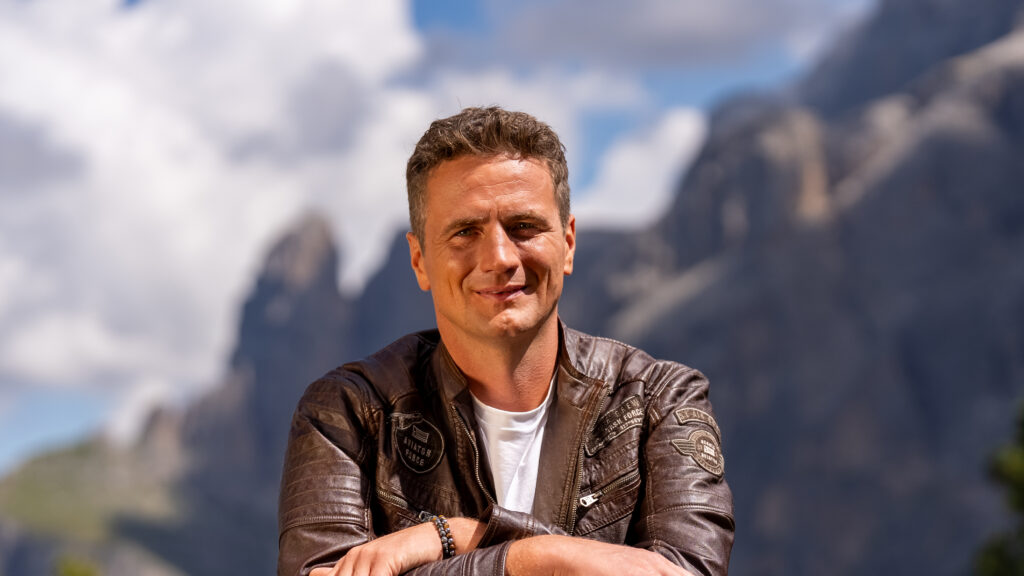 Alexander Rier beim CD-Cover-Shooting in der Steinernen Stadt am Sellajoch, Portrait in brauner Lederjacke